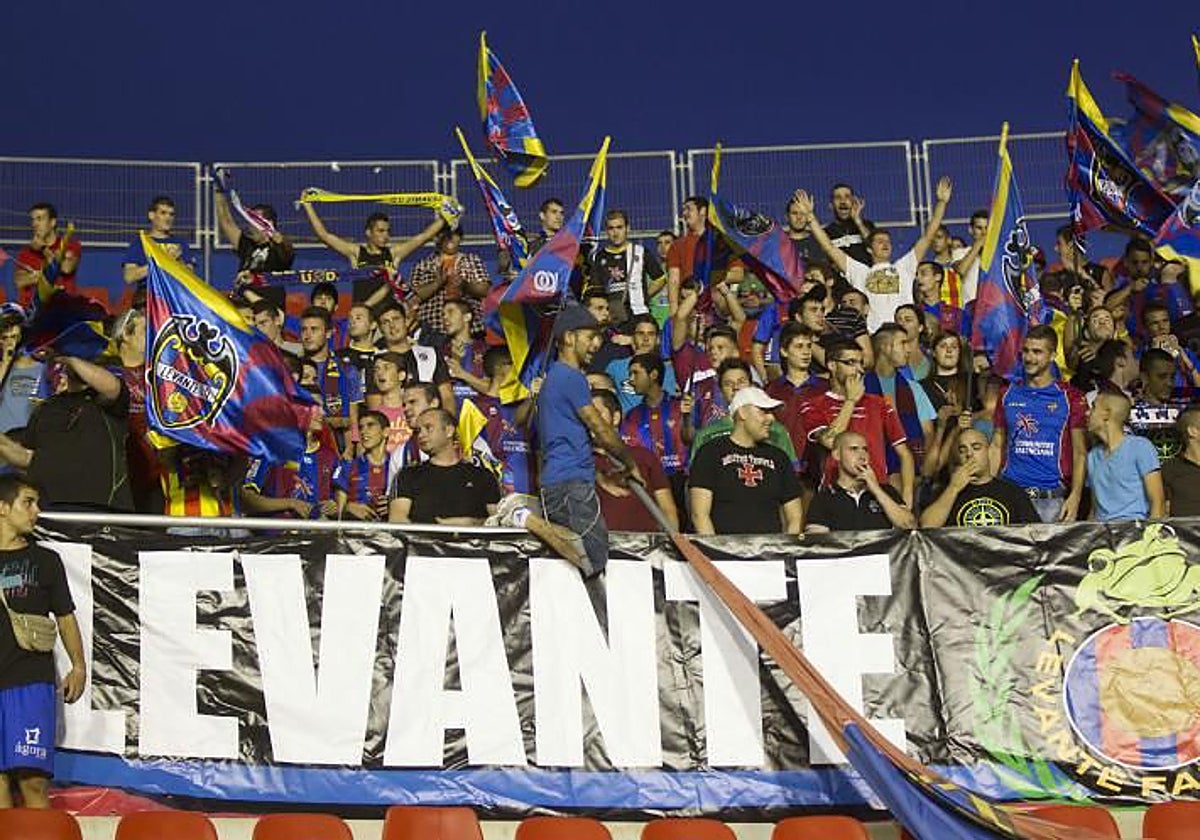 Levante Fans en la esquina alta de Gol Alboraya, en 2013