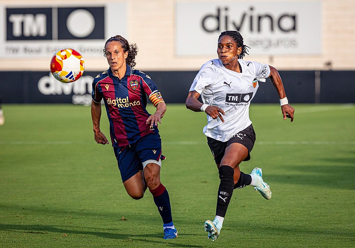 Alharilla pugna por un balón.