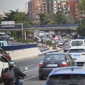 Atasco en la entrada a Valencia por la avenida del Cid.