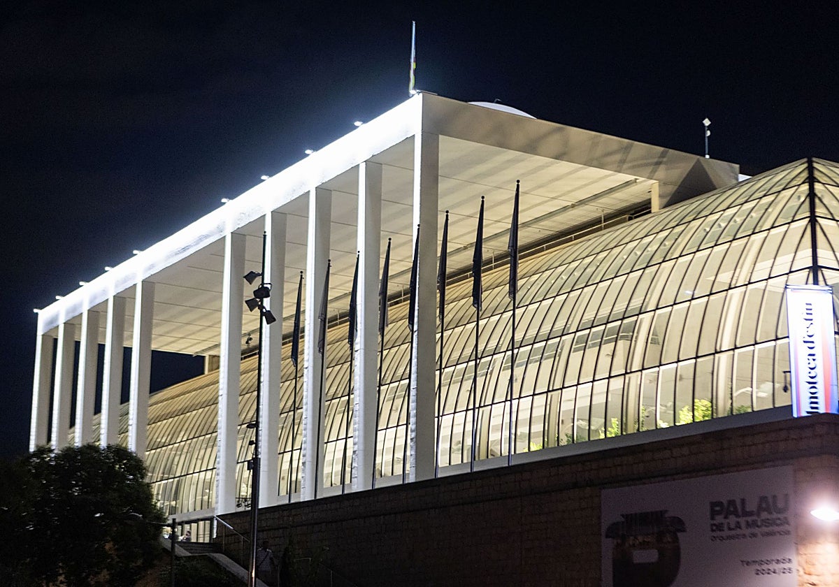 El Palau de la Música iluminado de noche