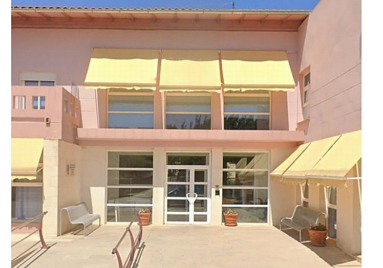 Entrada principal de la residencia de Jalance.