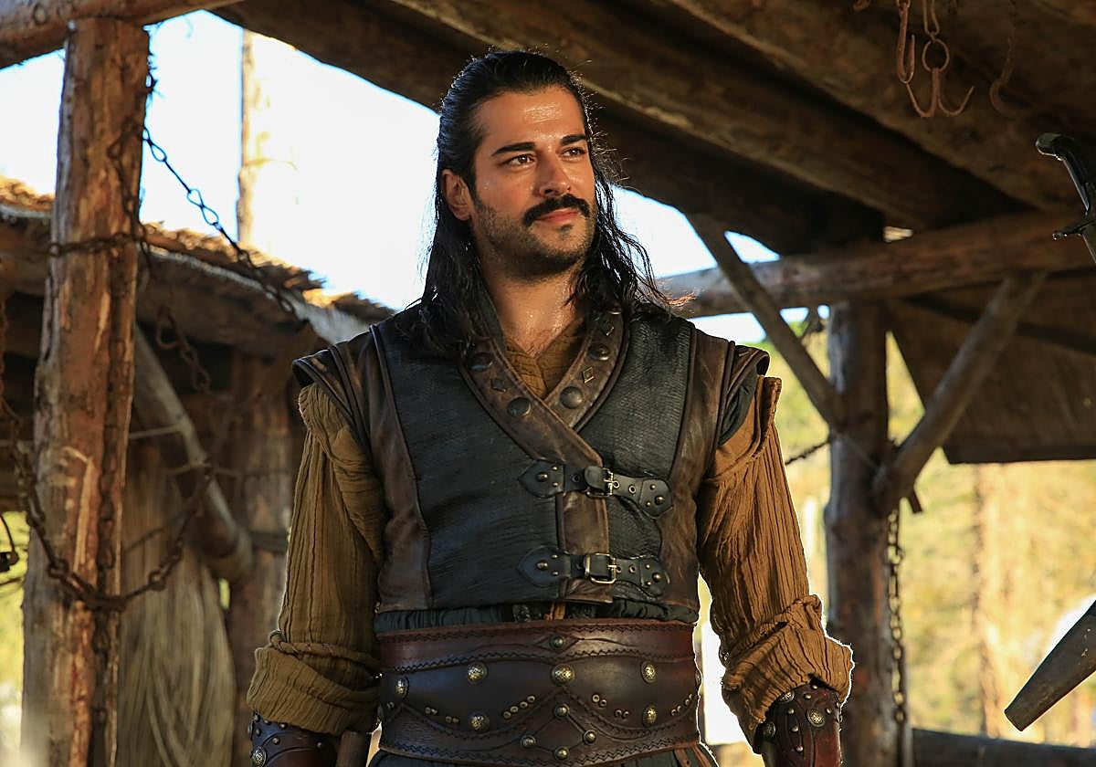 Burak Özçivit, caracterizado como Osman I en 'Imperio'.