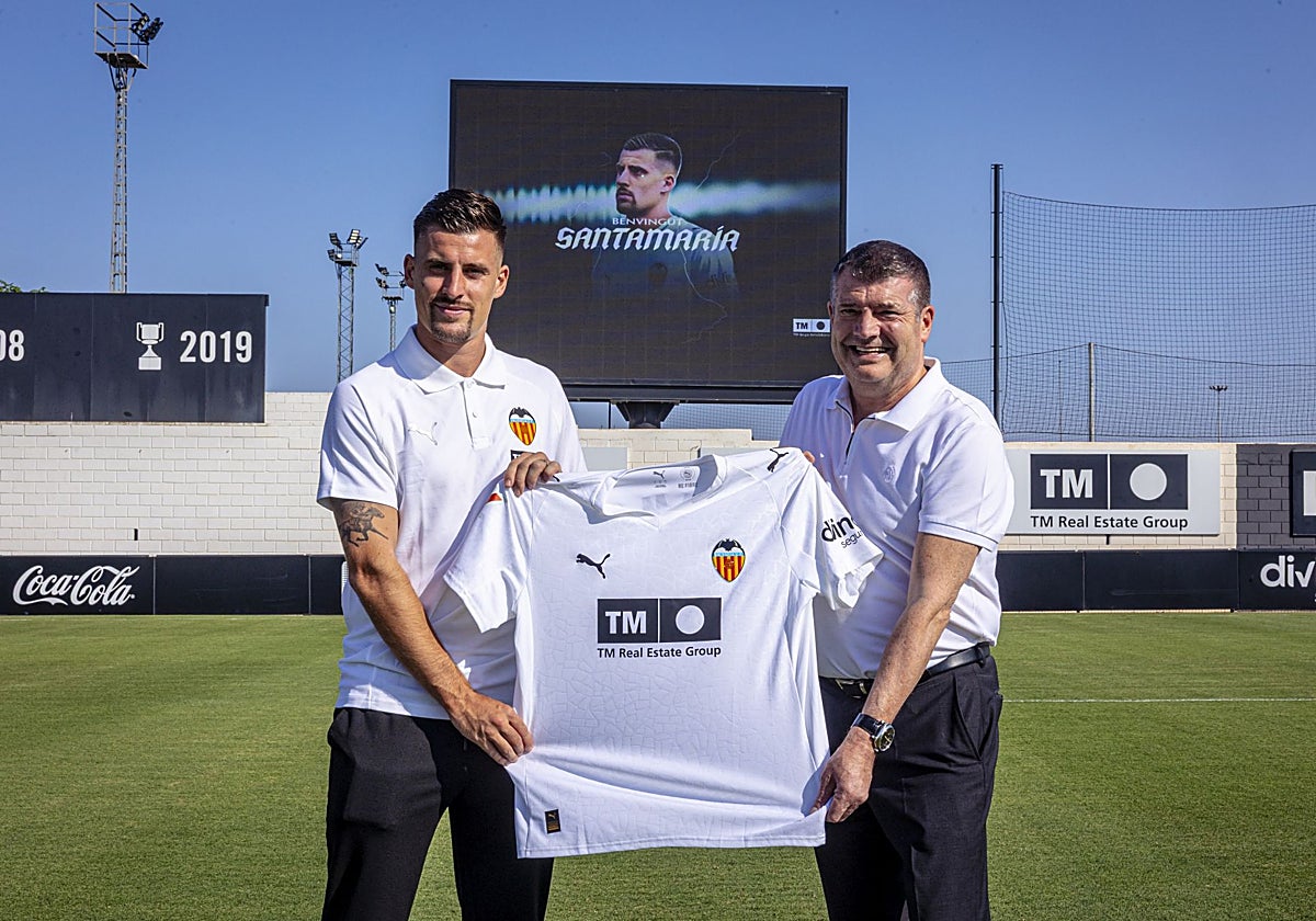 Baptiste Santamaria posa en el Antonio Puchades junto a Ron Gourlay y la camiseta del Valencia.