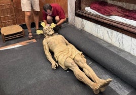 Técnicos trabajan con una de las imágenes.