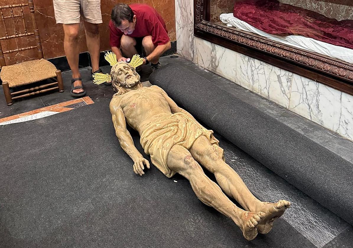 Técnicos trabajan con una de las imágenes.