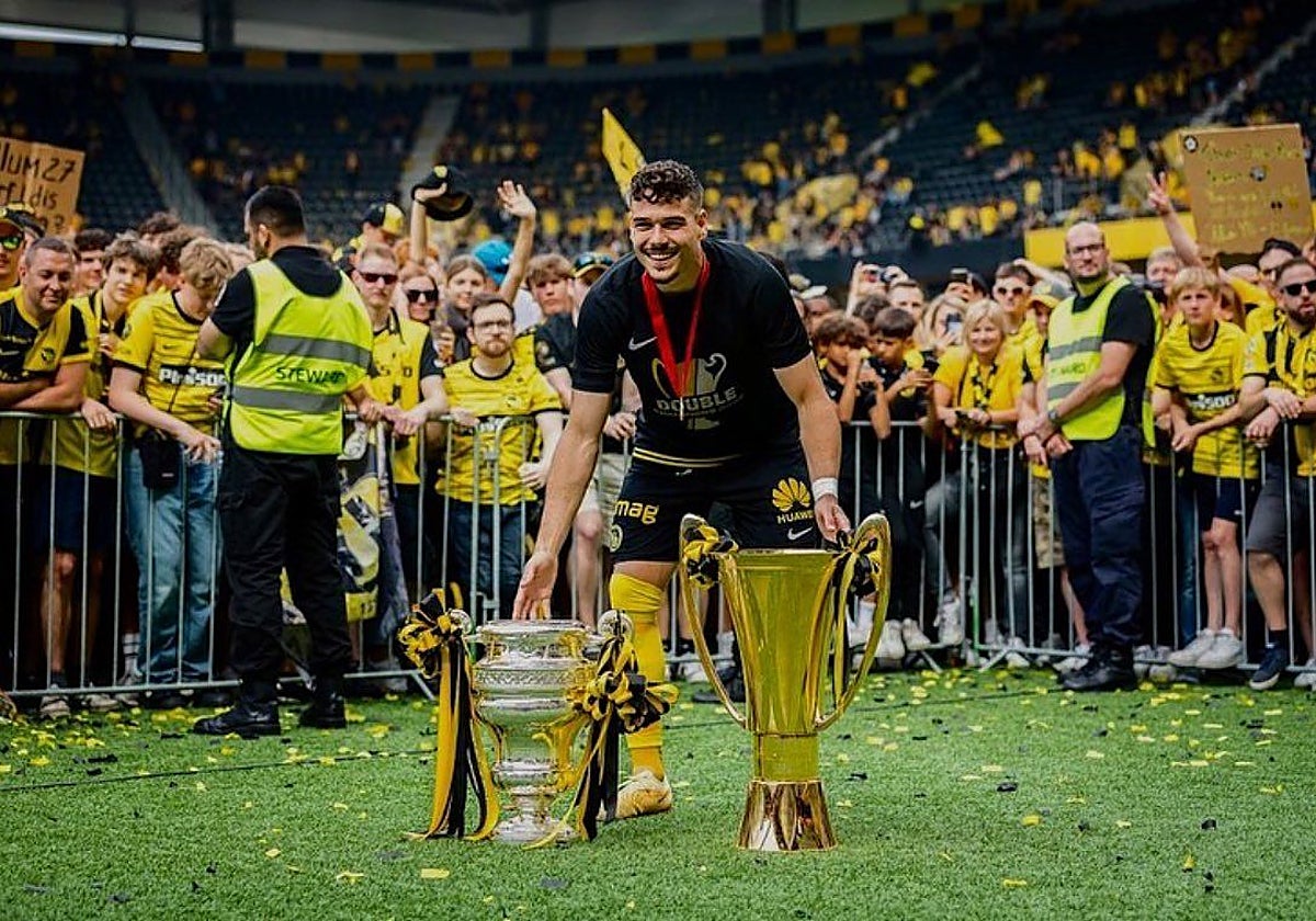 Filip Ugrinic posa con los trofeos conquistados con el Young Boys.