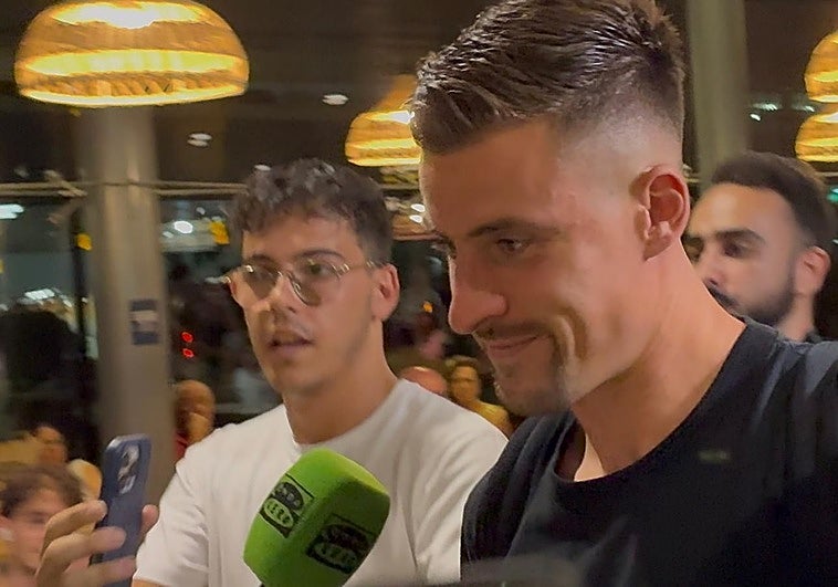 Baptiste Santamaria atiende a los periodistas a su llegada a Manises.