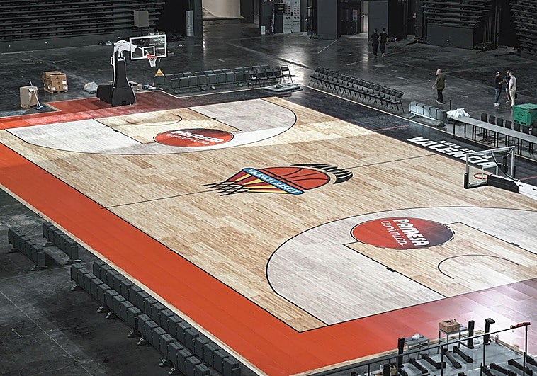 El nuevo parquet del Valencia Basket ya luce en el Roig Arena.