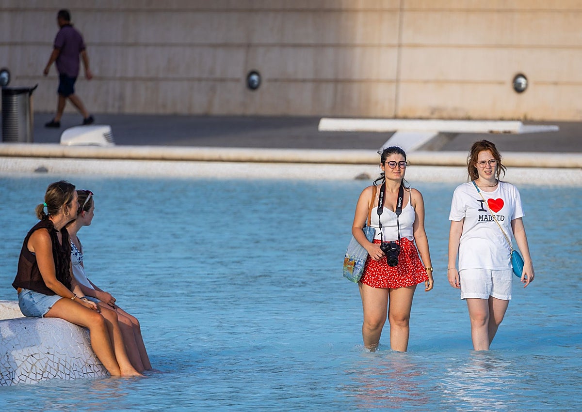Imagen secundaria 1 - Gente bañándose o paseando por el lago del Ágora.