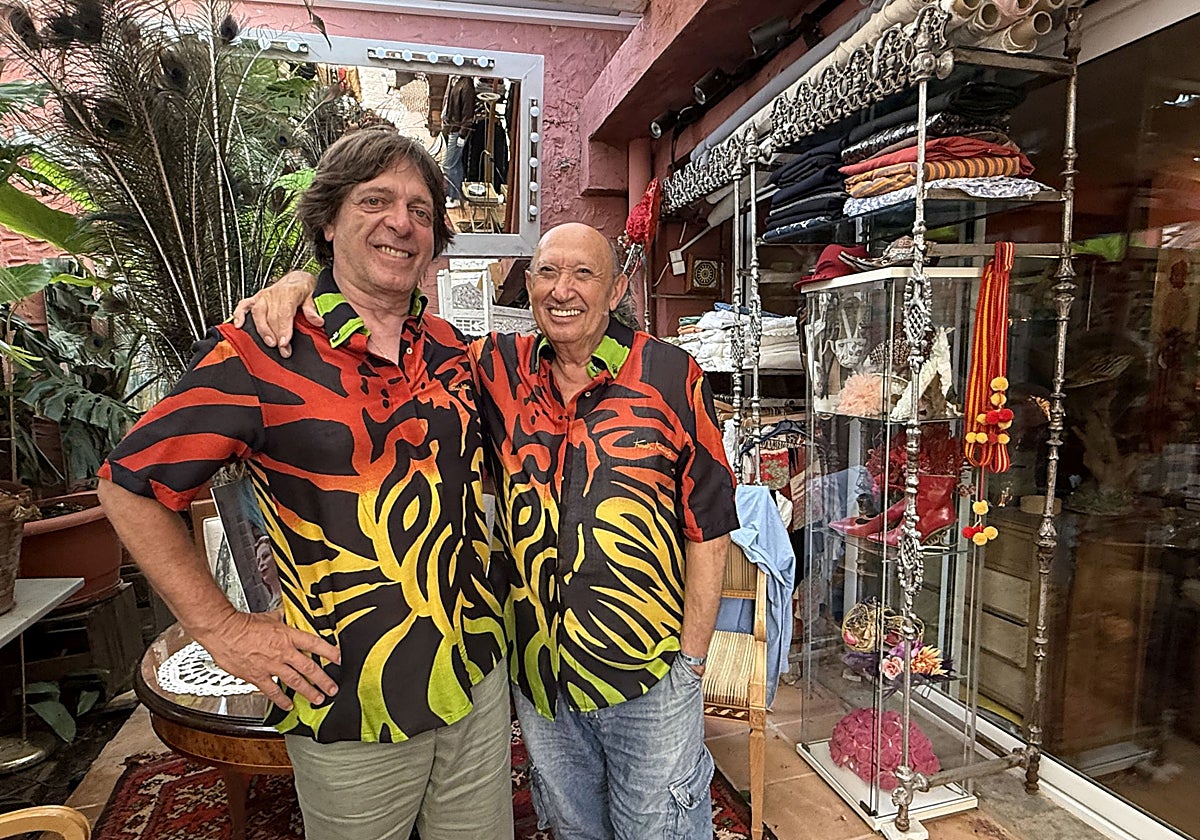 El diseñador Francis Montesinos y el representante del Rototom Sunsplash