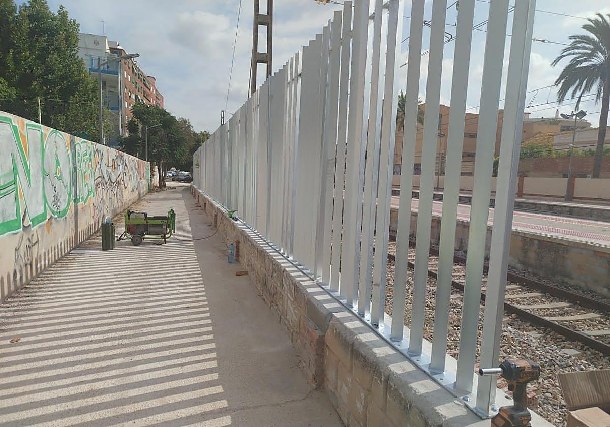 Instalación de valla en una de las estaciones.