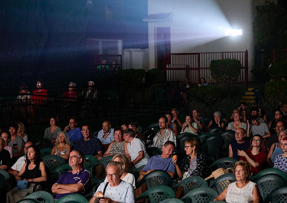 Imagen secundaria 1 - El cine planta cara a Netflix en l&#039;Eliana