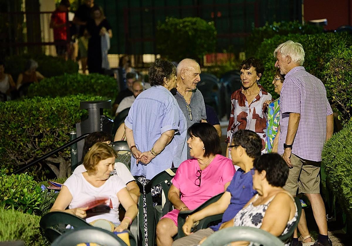 Imagen principal - El cine planta cara a Netflix en l&#039;Eliana