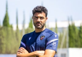Vicente Iborra posa en la Ciudad Deportiva del Levante.