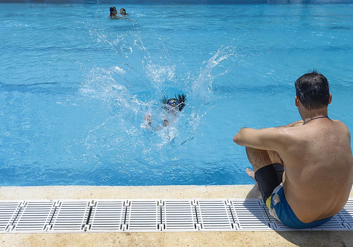 Varios niños se bañan en la piscina municipal de Castellar-l'Oliveral, que pudo reabrir a tiempo tras la dana.