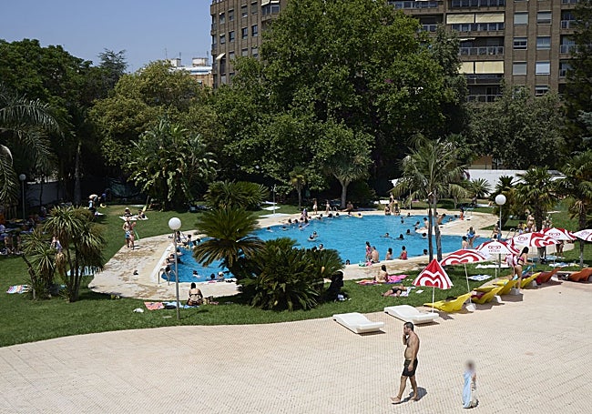 La piscina La Hípica, con numerosos usuarios durante este verano.