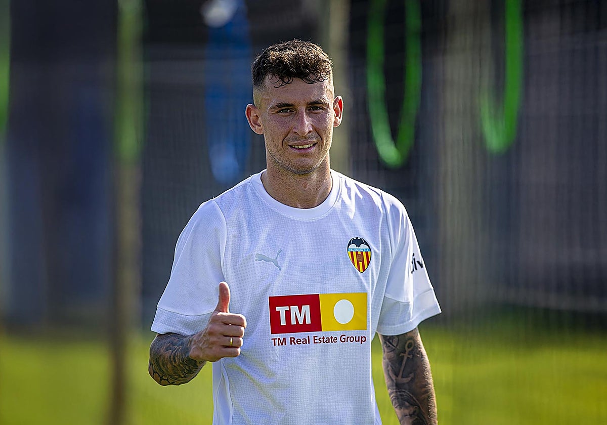 Dani Raba en un entrenamiento con el Valencia.