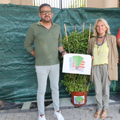 La Alcaldesa de Bétera, Elia Verdevío, y el concejal de Fiestas, Manuel Pérez junto al alcalde de Sedaví, Josep Cabanes.