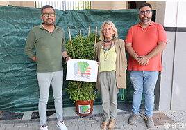 La Alcaldesa de Bétera, Elia Verdevío, y el concejal de Fiestas, Manuel Pérez junto al alcalde de Sedaví, Josep Cabanes.