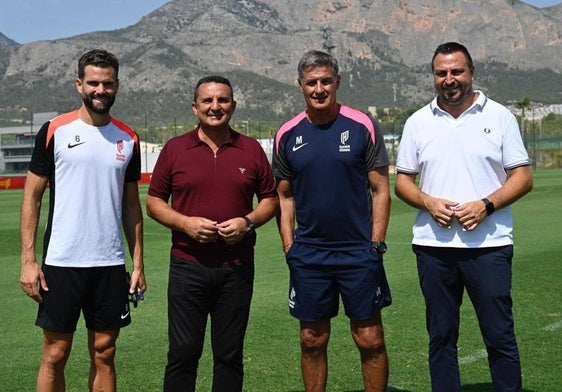 Michel González, entrenador del Al-Qadsiah, y Nacho Fernández, capitán, junto a Bernabé Cano, alcalde de La Nucía y Sergio Villalba, concejal de deportes.