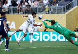 Gonzalo intenta cazar un balón que despeja Donnarumma.