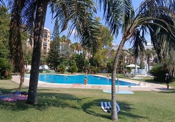 Personas en la piscina La Hípica nada más abrir sus puertas.