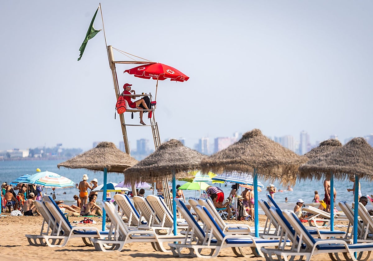 Socorrista de la Cruz Roja en la playa de la Malvarrosa.
