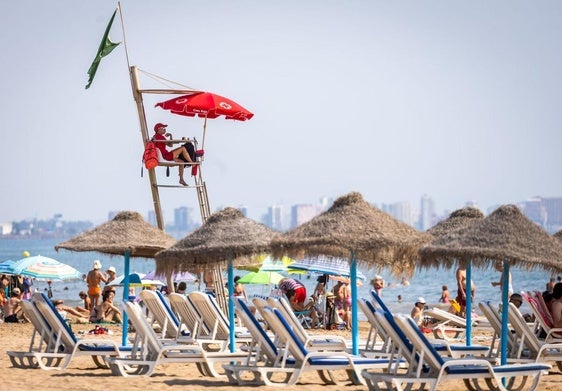 Socorrista de la Cruz Roja en la playa de la Malvarrosa.