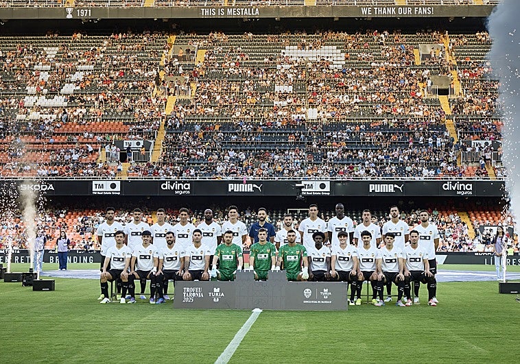 La foto de la plantilla tras la presentación, con la grada al fondo.