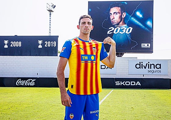 César Tárrega, en el anuncio de su renovación.