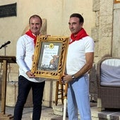 Enrique Ponce recibe de Abel Atienzar el cuadro, el pañuelo y el garrote de embajador.