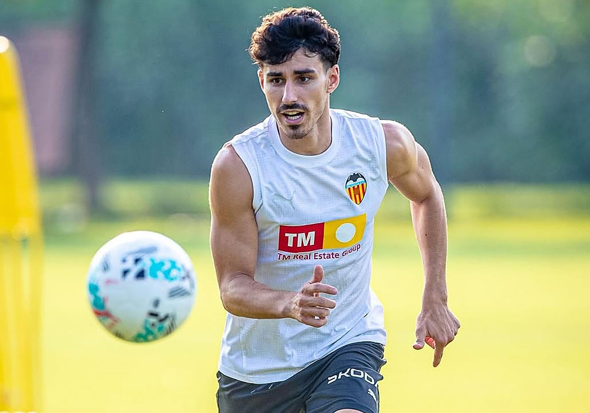 André Almeida, en un entrenamiento con el Valencia.