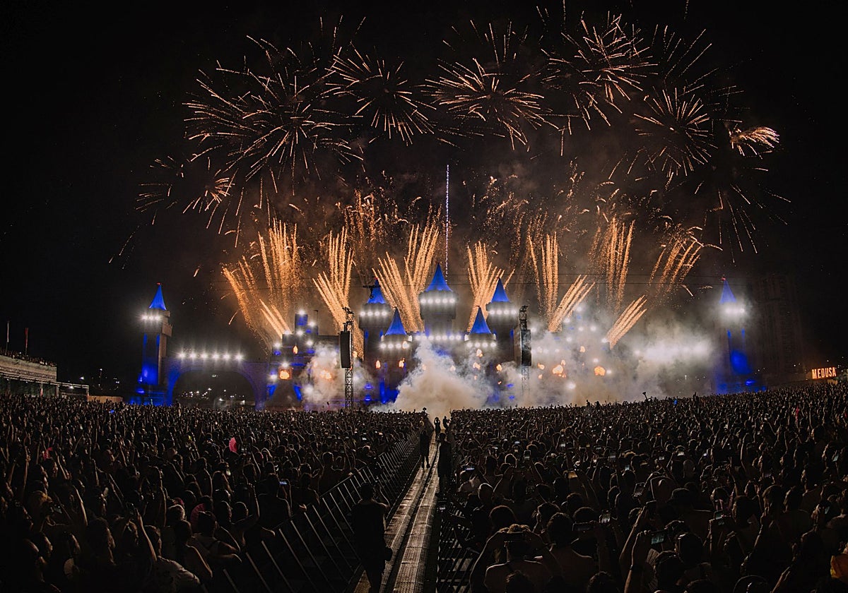 El espectáculo de drones y fuegos artificiales de ayer en el Medusa.