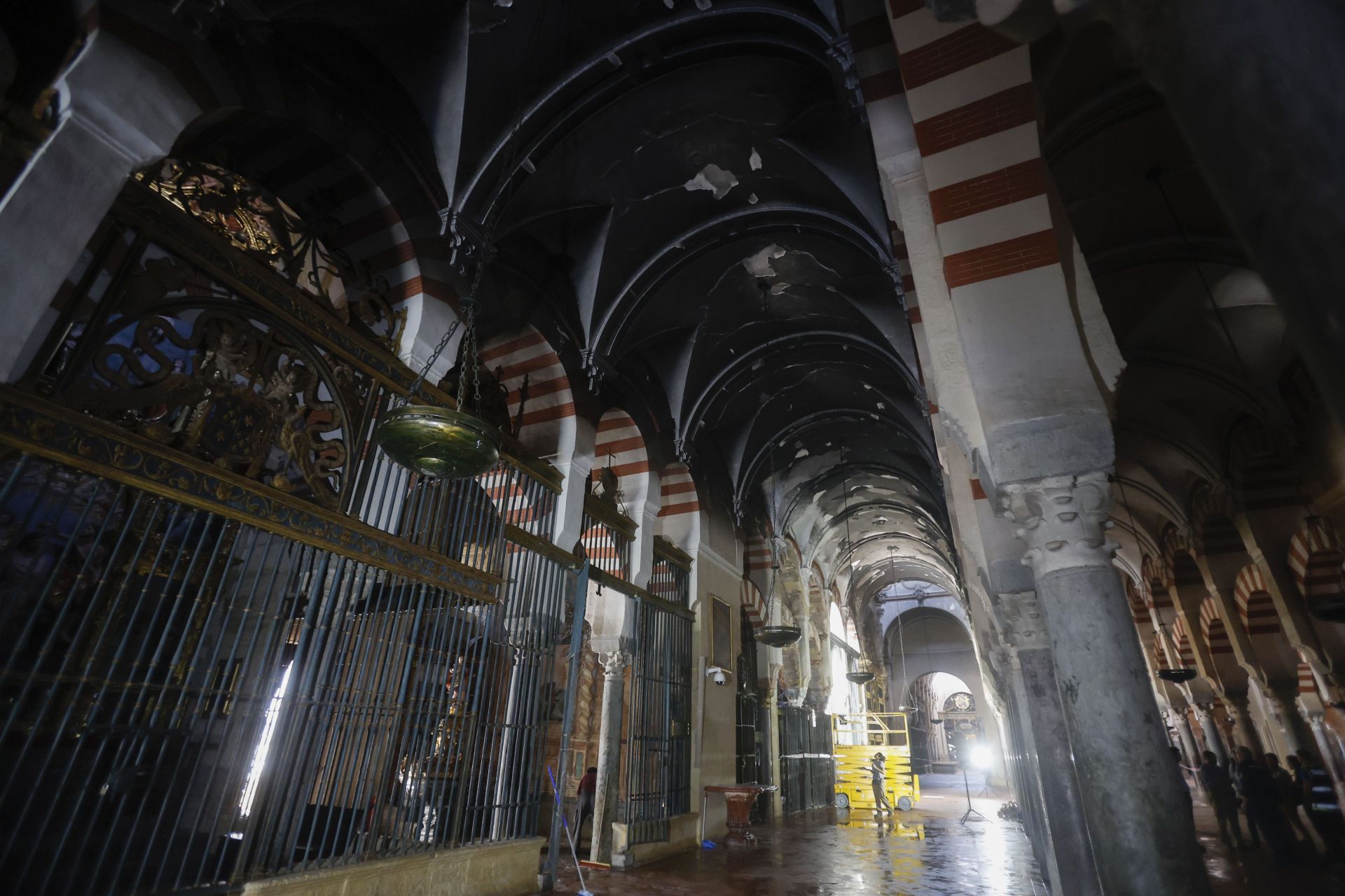 Así ha quedado por dentro la mezquita de Córdoba tras el incendio