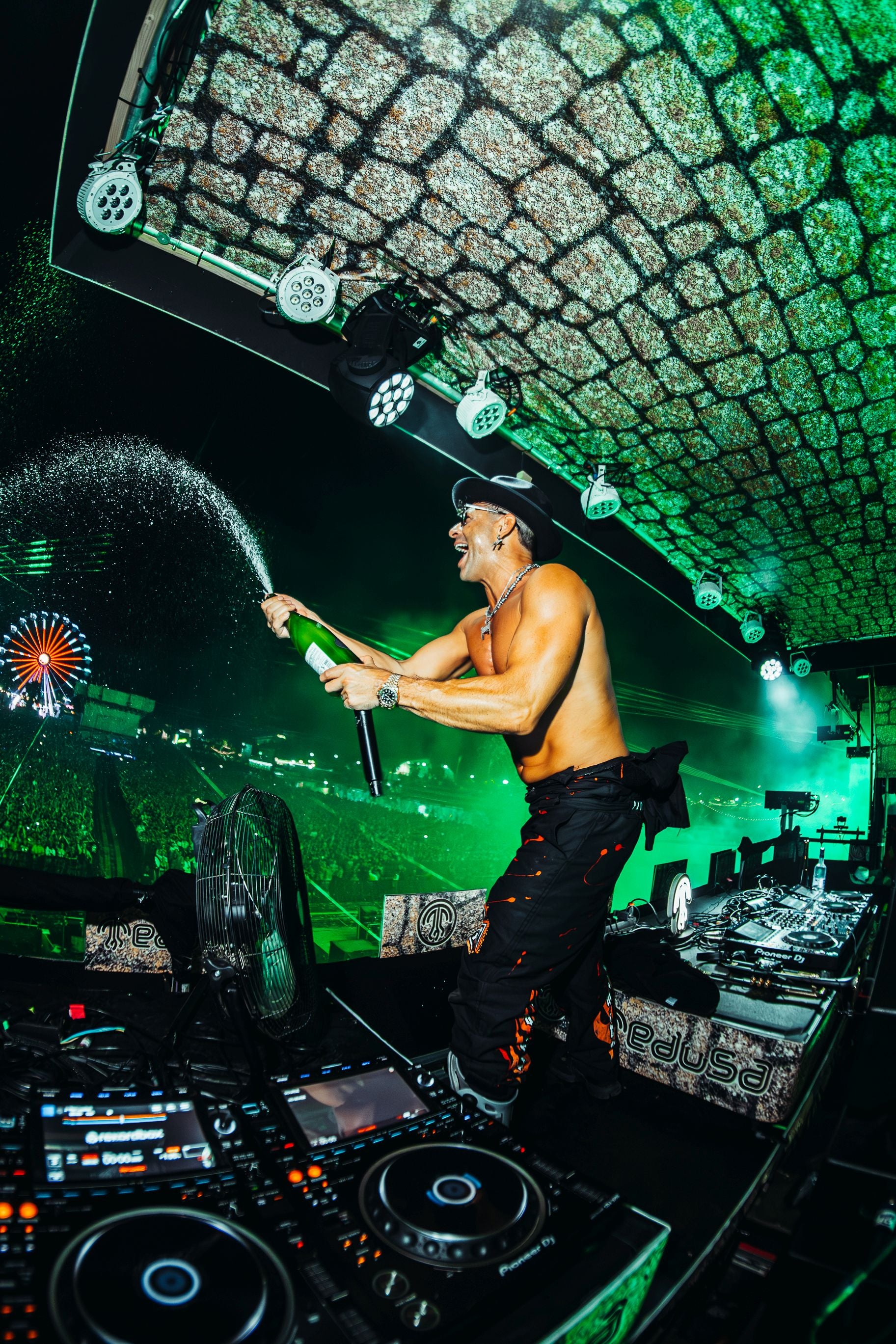 Fotos: Un show de fuegos artificiales y 250 drones ilumina el cielo del Medusa