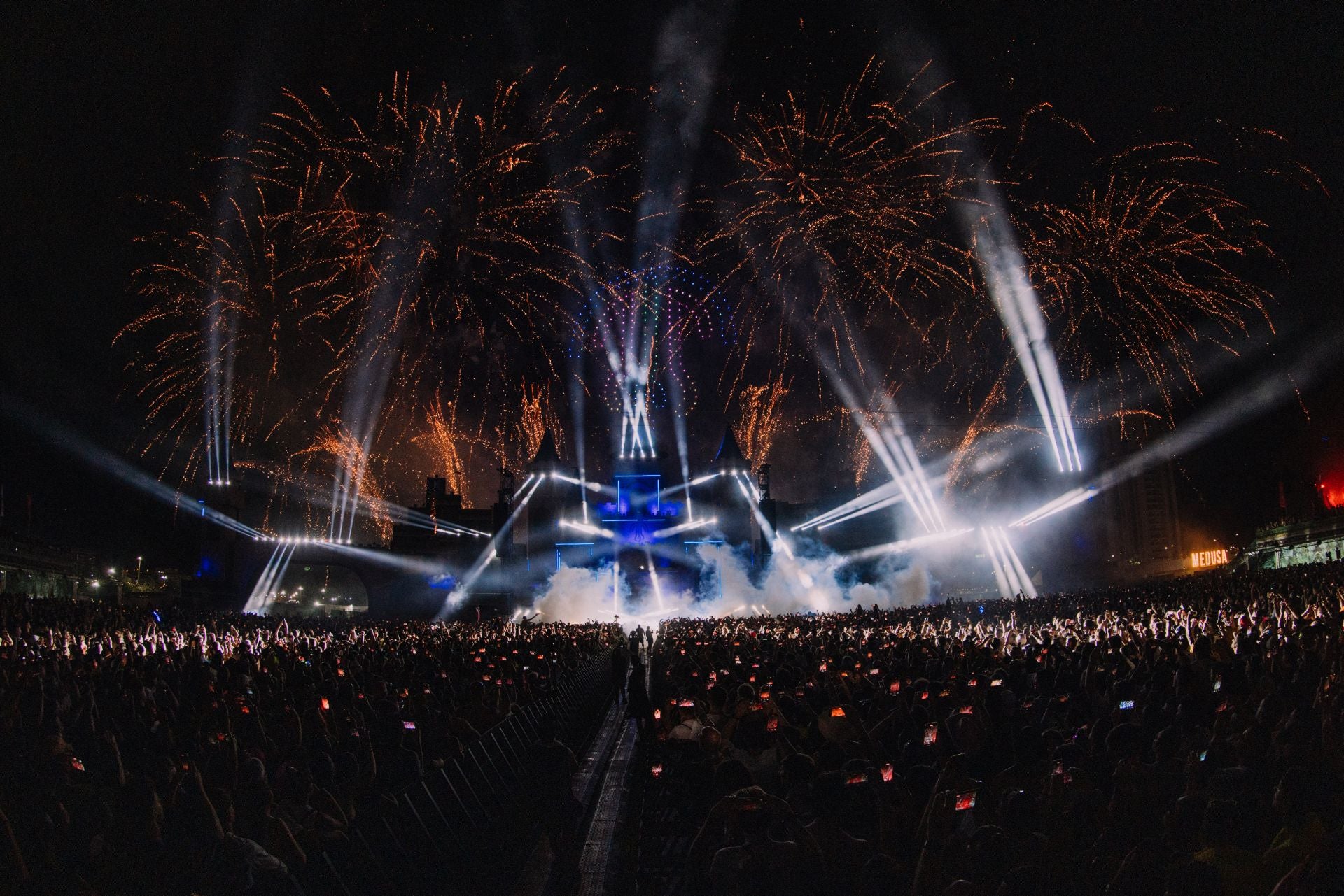 Fotos: Un show de fuegos artificiales y 250 drones ilumina el cielo del Medusa