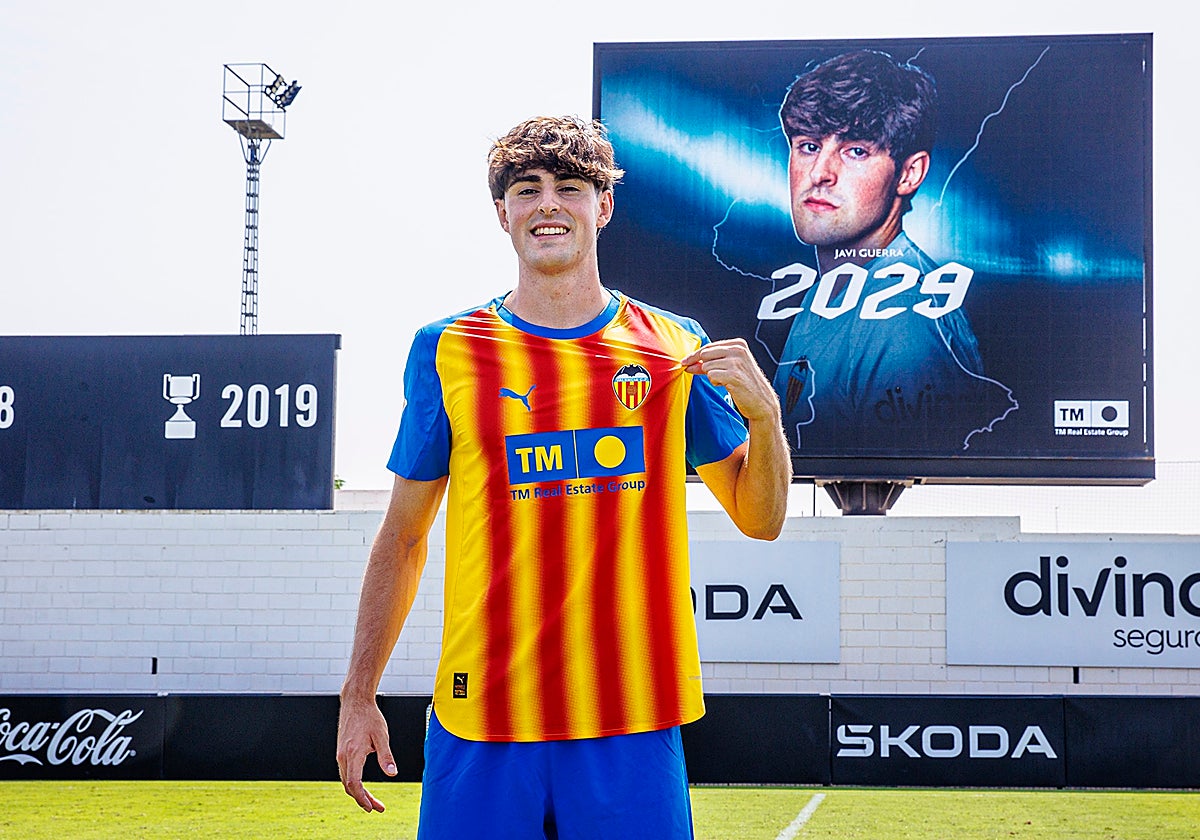 Javi Guerra, en el anuncio de su renovación.