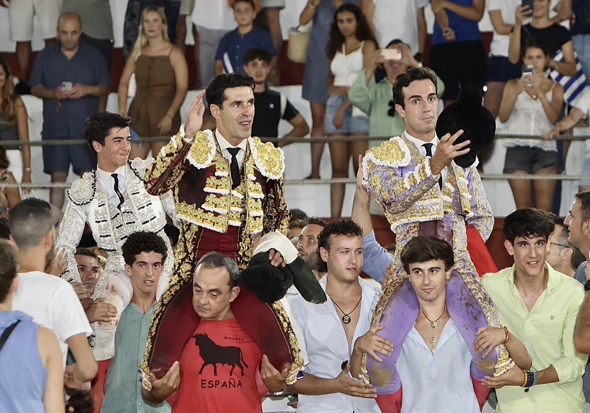 Los tres diestros en su salida a hombros de la Joya Levantina.