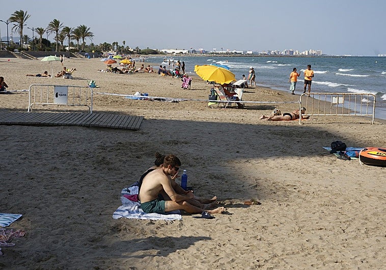 Vallas que delimitan la playa Port Saplaya norte, no apta para el baño, y la zona donde sí se pueden dar chapuzones.