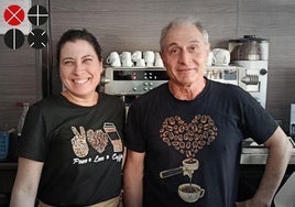Vicente Carballar y Sonia, su empleada, tras la barra.
