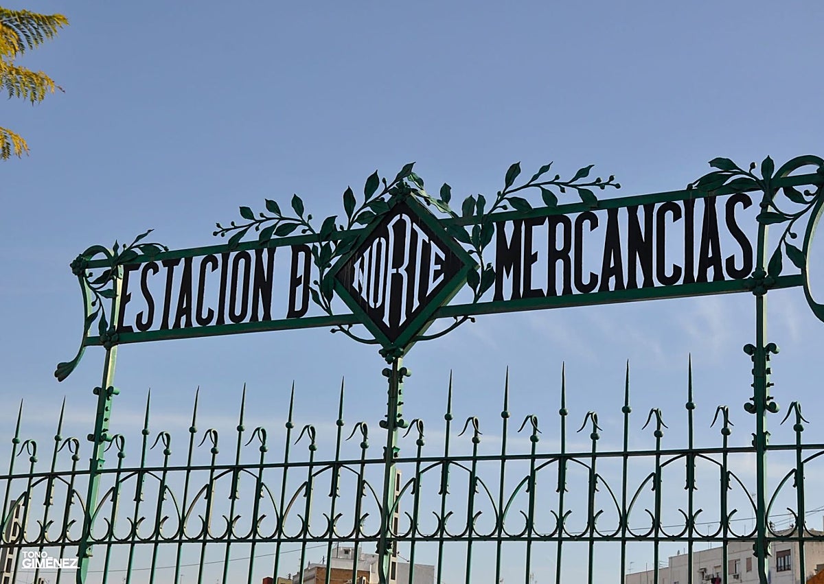 Imagen secundaria 1 - 1:La verja, en el suelo entre las estaciones del Norte y Joaquín Sorolla. 2: La valla original. 3: Los restos del rótulo