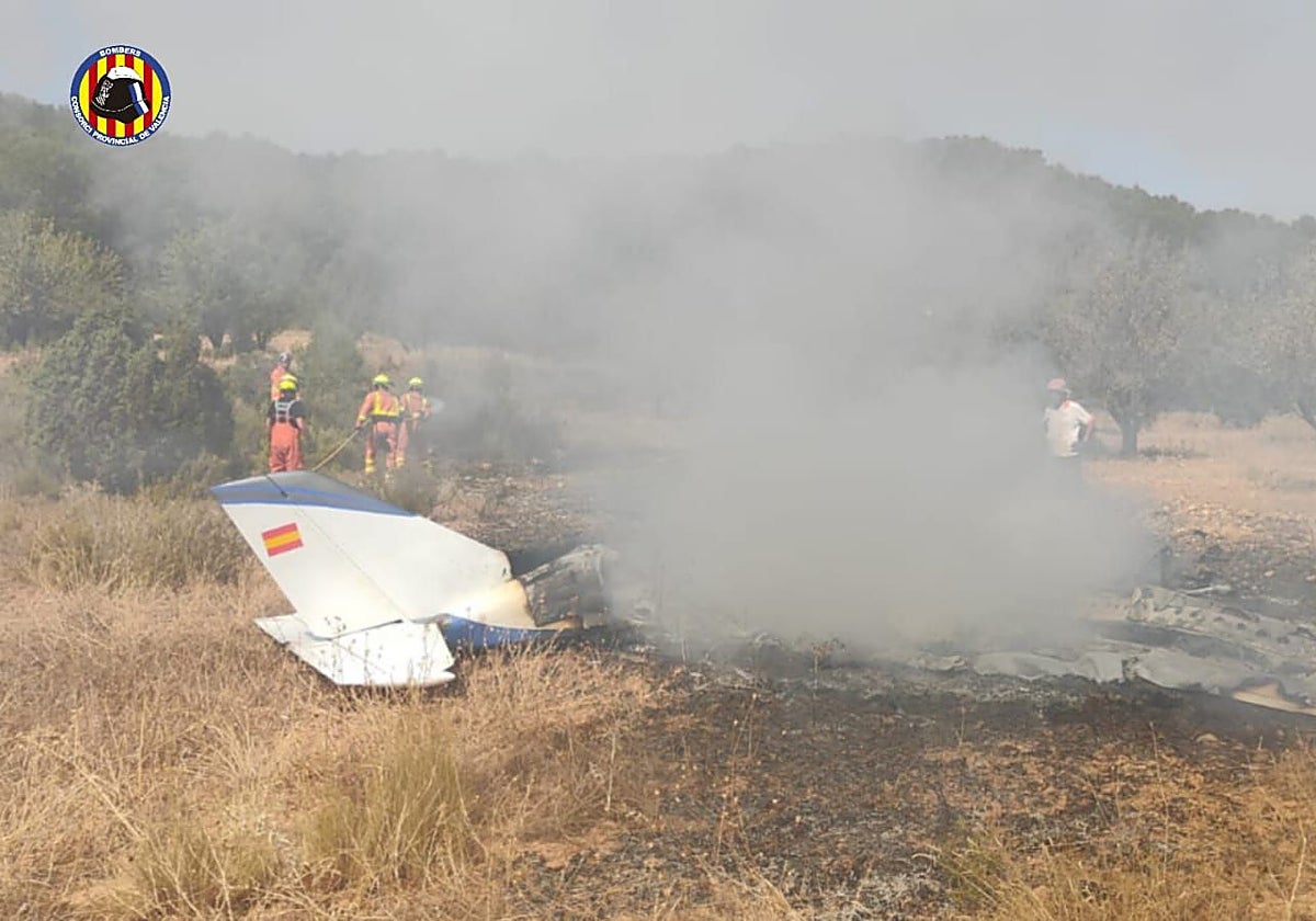 Intervención de los bomberos tras el accidente en Requena.