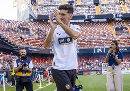 Pepelu, saltando al césped de Mestalla en la presentación.