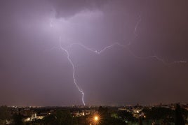 Aemet activa un aviso amarillo por chubascos y tormentas en la Comunitat y señala las zonas donde lloverá
