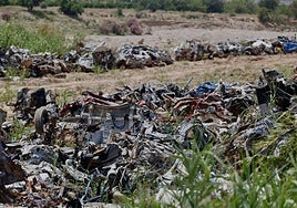 Vertedero de coches y basuras arrastrados por la dana en el barranco del Poyo junto al polígono de Riba-roja.