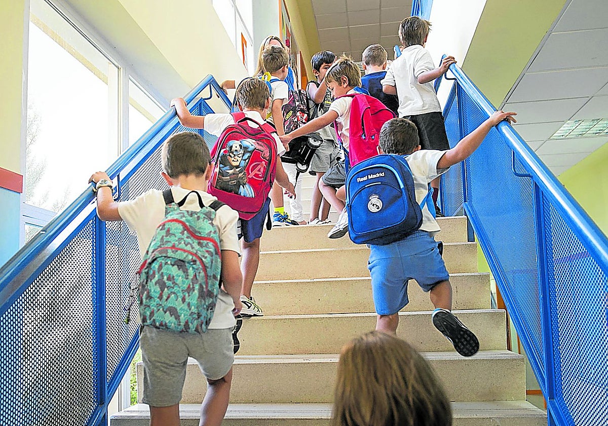 Un grupo de niños entra en clase, en una imagen de archivo.