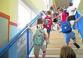 Un grupo de niños entra en clase, en una imagen de archivo.