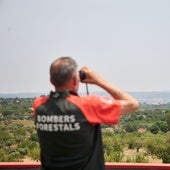 Un bombero forestal realiza labores de vigilancia.
