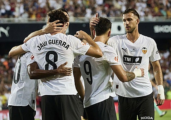 Los jugadores del Valencia, durante el Trofeu Taronja.