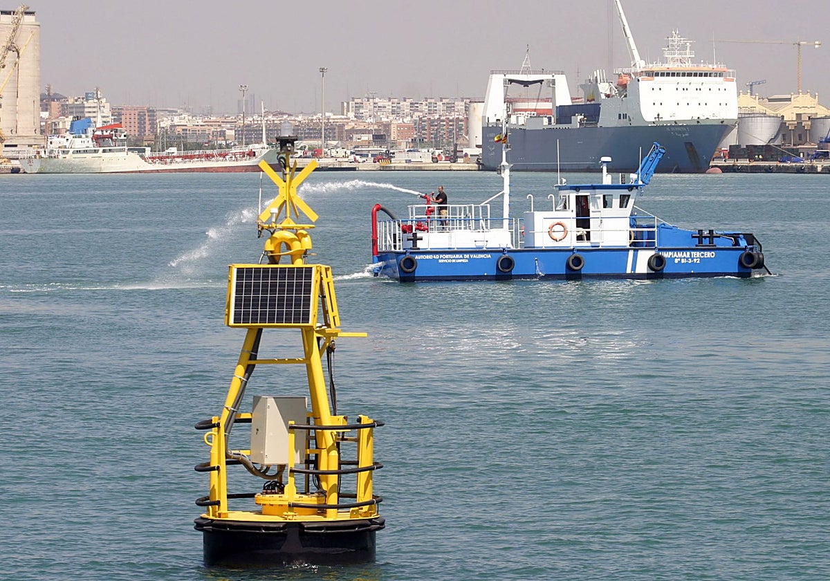 Una boya en aguas de Valencia.
